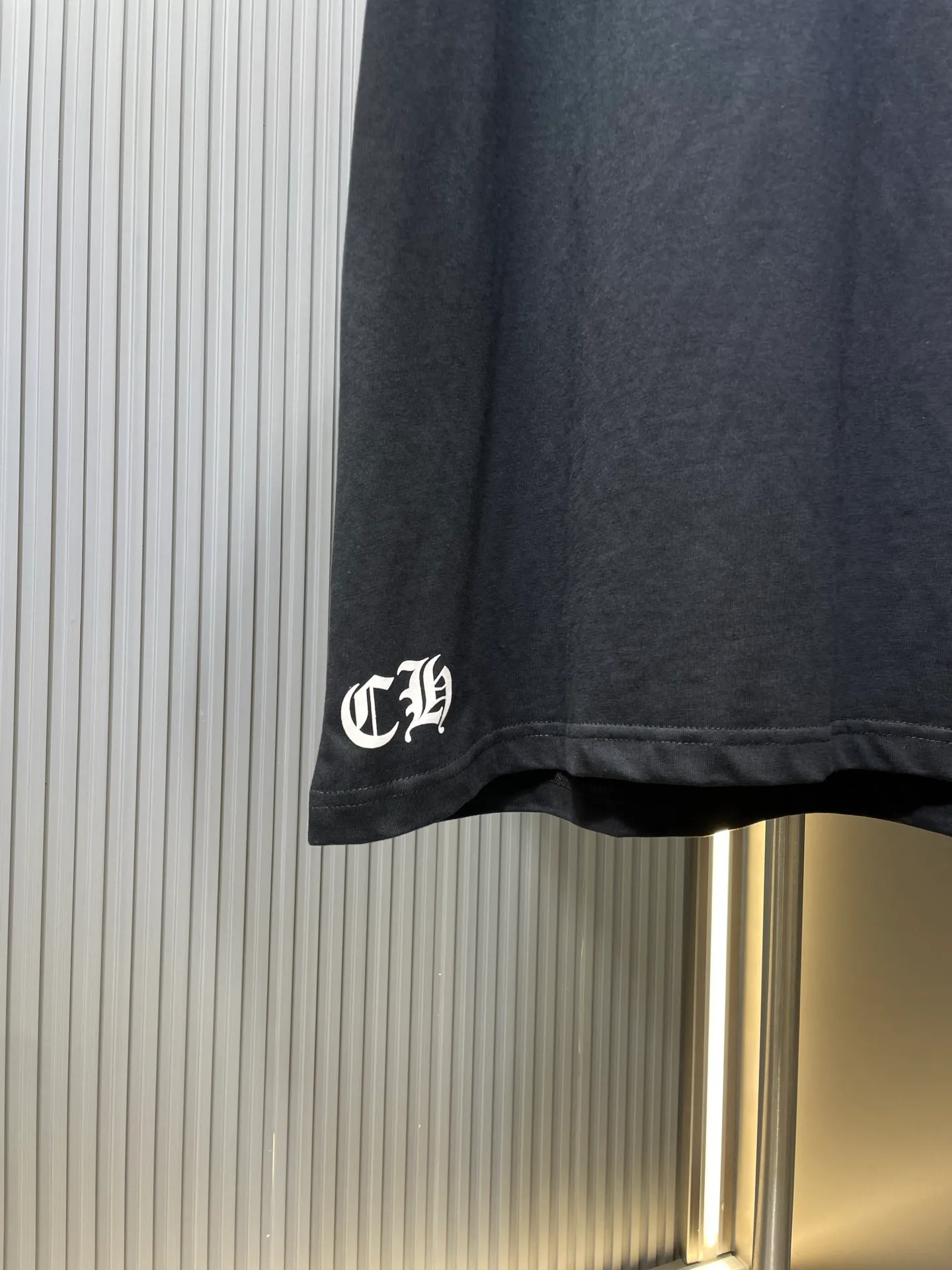 P250 Chrome Hearts 🌟[Top Original] Fabric: Cotton Material Description: The fabric is made of 26-woven 240-gram cotton material. Printing is very important. The ink used in the original version is beyond the standard printing. Generally, printing factories have no ability to restore it. After running to many factories, the final efforts paid off. The overall wiring is straight and delicate, the fabric is comfortable and soft, and the color is consistent without color difference. Can be matched with the same style to create a fashionable look, to suit various occasions, customized accessories, complete with three standards, same style for men and women size: s m l